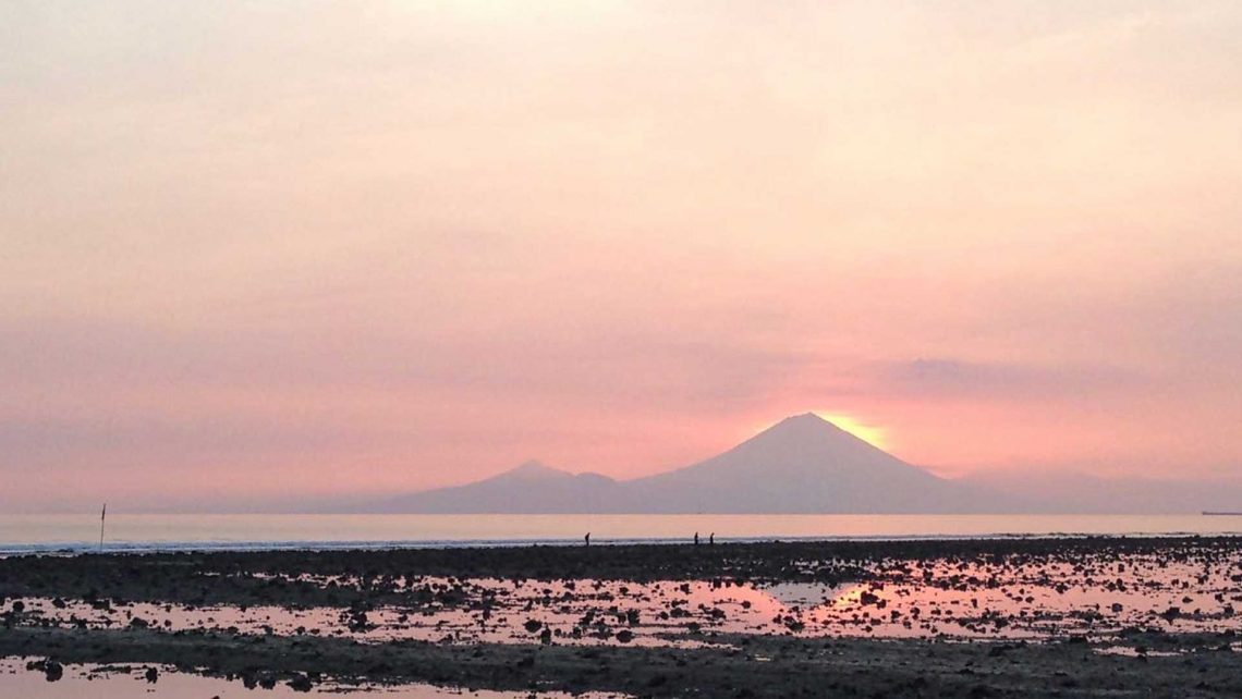 Sonnenuntergang auf Gili Trawangan mit Blick auf Bali mit Reisebericht